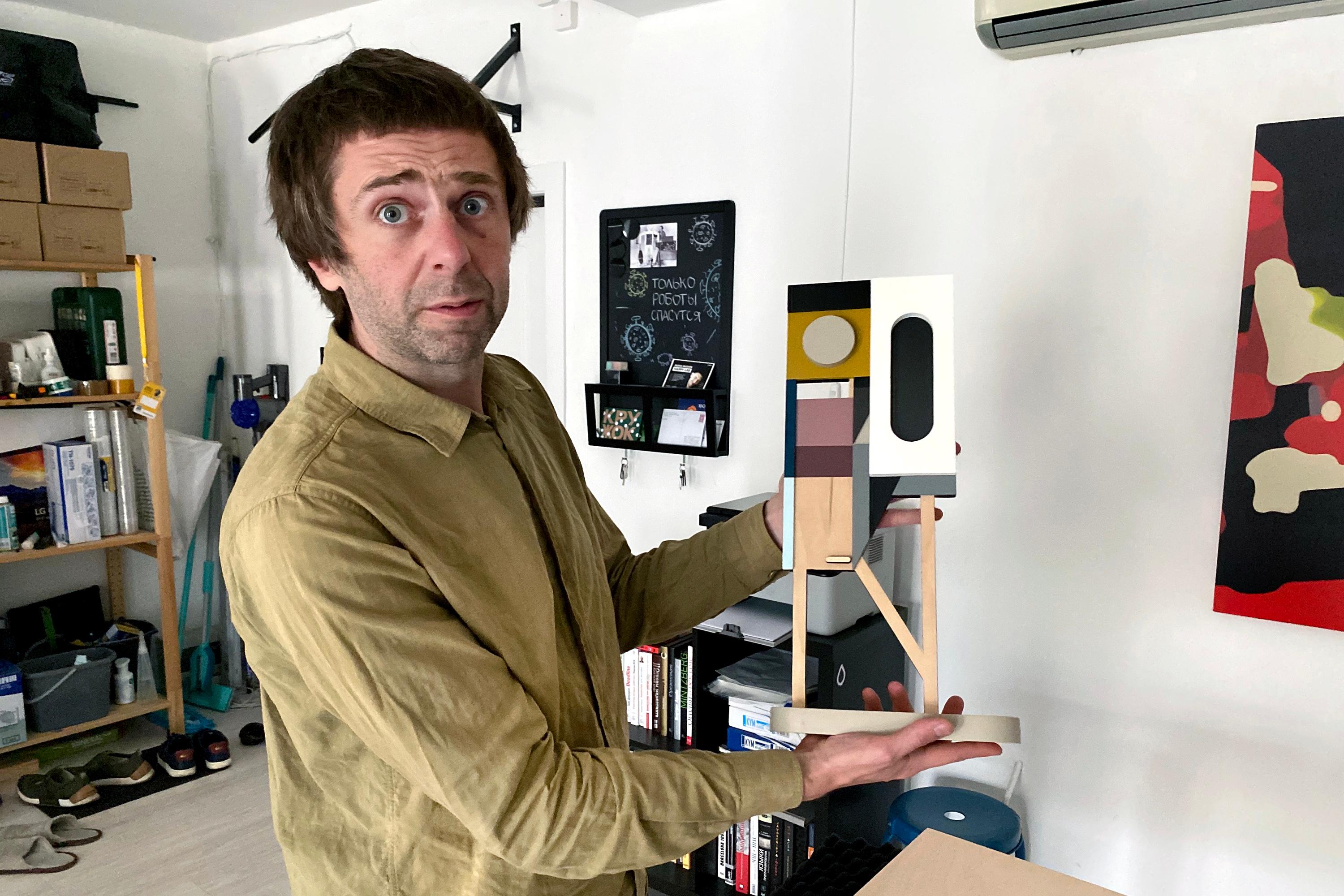 Эльчин Али-заде демонстрирует свежий объект Алексея Луки (последняя на тот момент купленная мной работа)