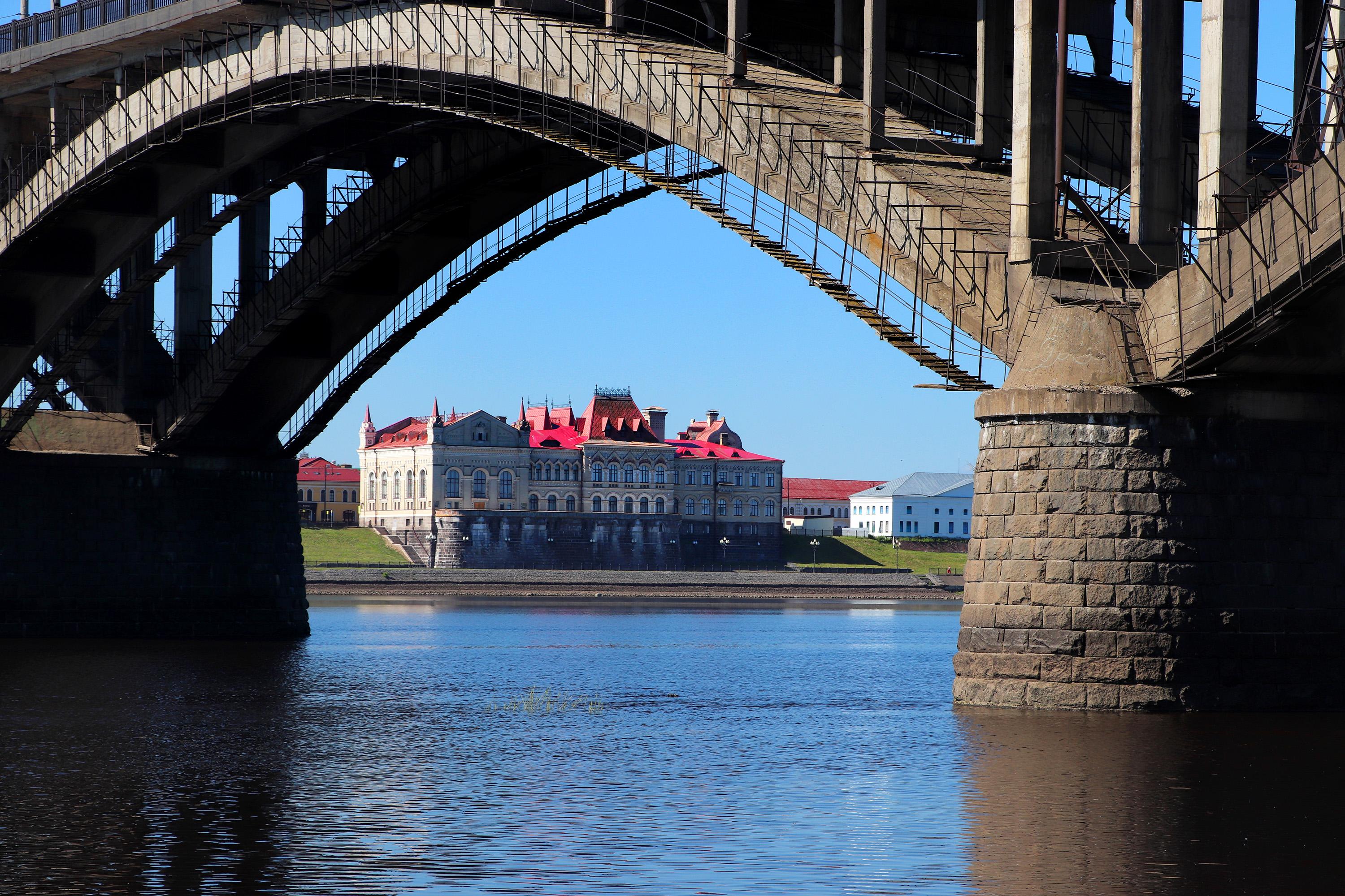 Вид на Рыбинский музей-заповедник через мост с противоположного берега реки Волги. Фото: LisaLarisa