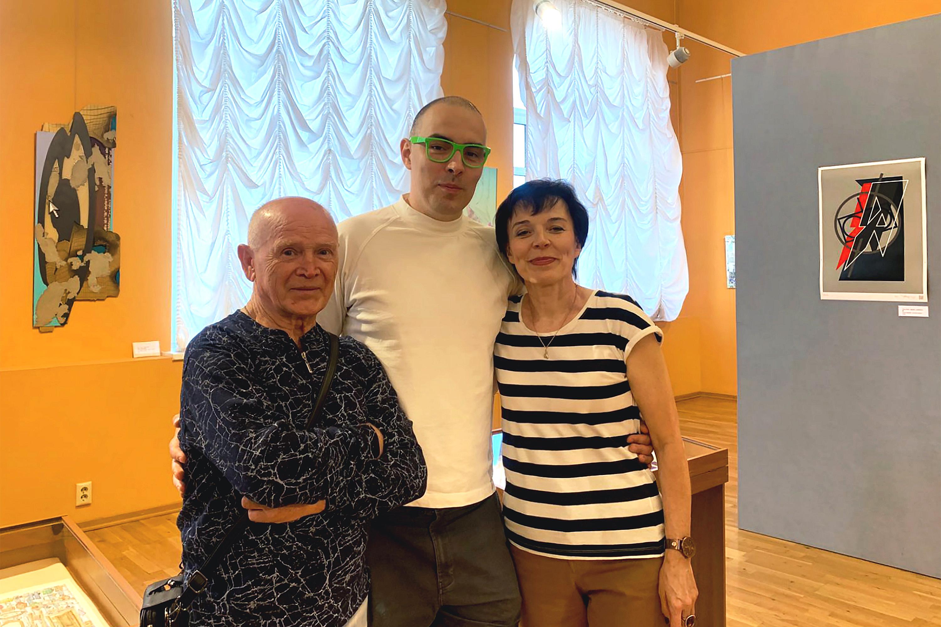 Я с мамой и любимым рыбинским художником — моим дедушкой Анатолием Алексашиным